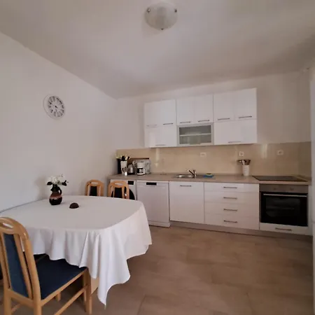 Apartment Fjaka *